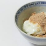 ムクナ豆/きな粉をヨーグルトにかける