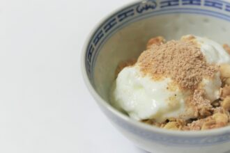 ムクナ豆/きな粉をヨーグルトにかける